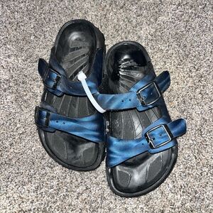 13c (30) Birkenstocks blue